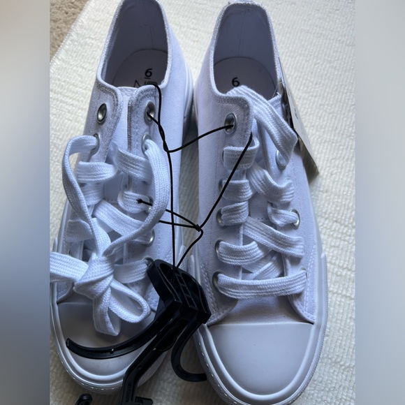 No Boundaries white sneakers - Picture 4 of 4